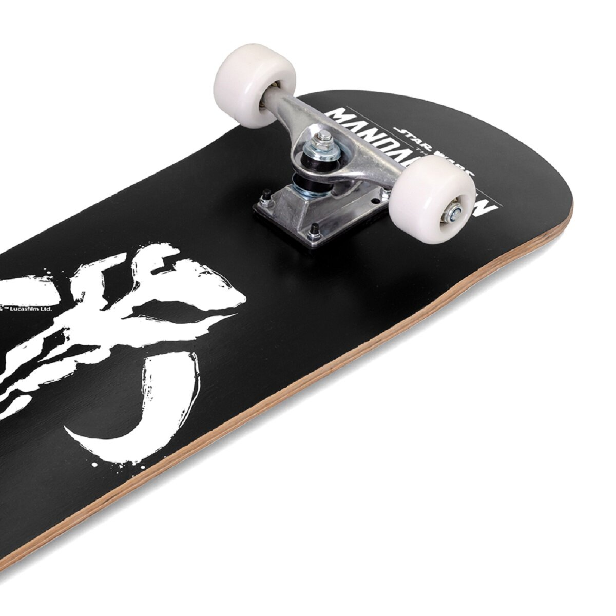 Schwarzes Skateboard mit weißem Mandalorianer-Logo, weiße Räder auf weißem Hintergrund.