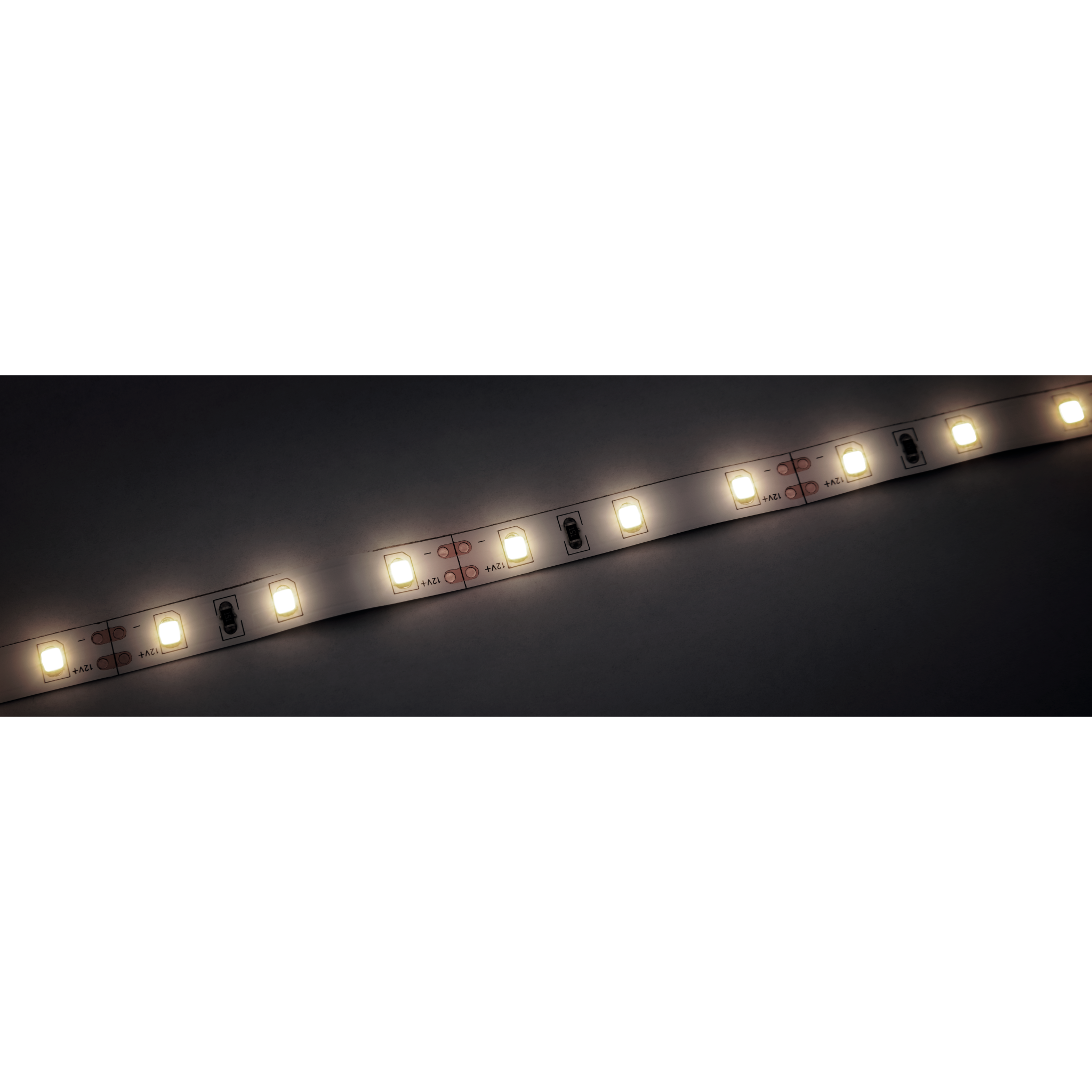 LED-Streifen mit warmweißen Lichtern auf dunklem Hintergrund, von links nach rechts geneigt.