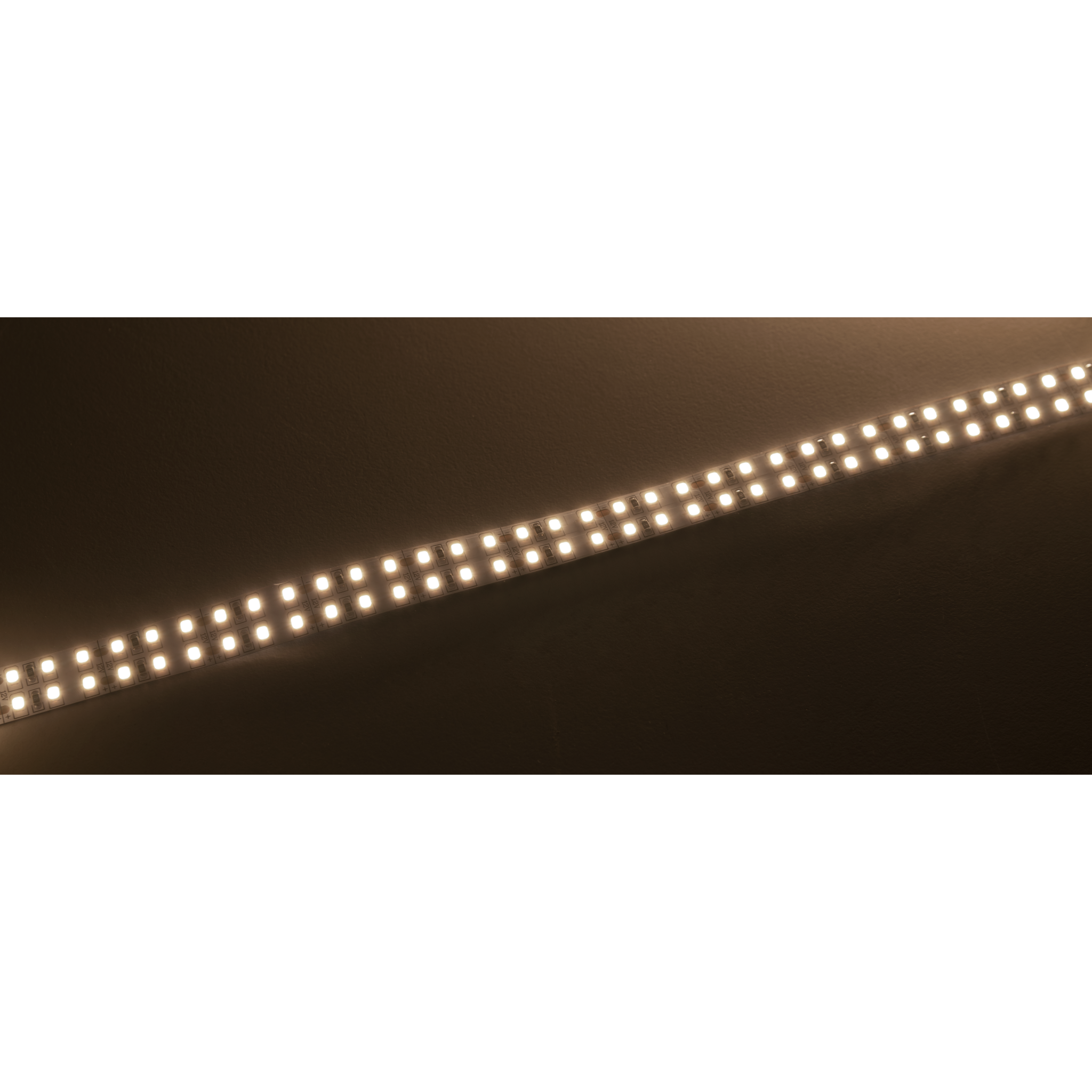 Ein Streifen LED-Leuchten mit warmem Licht vor dunkelbraunem Hintergrund.