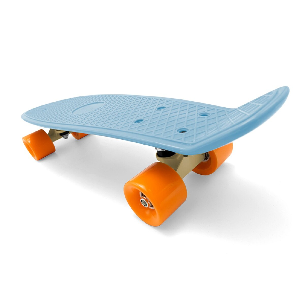 Blaues Skateboard mit orangefarbenen Rädern, auf weißem Hintergrund.