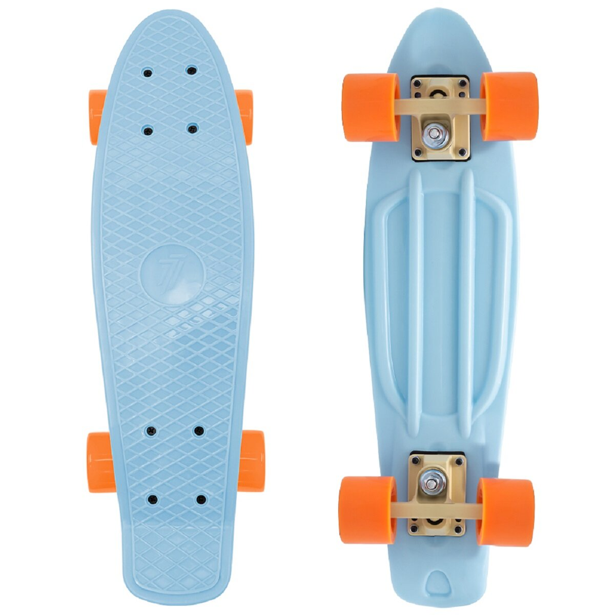 Zwei blaue Skateboards mit orangefarbenen Rädern, eine Draufsicht, die andere Unteransicht, auf Weiß.