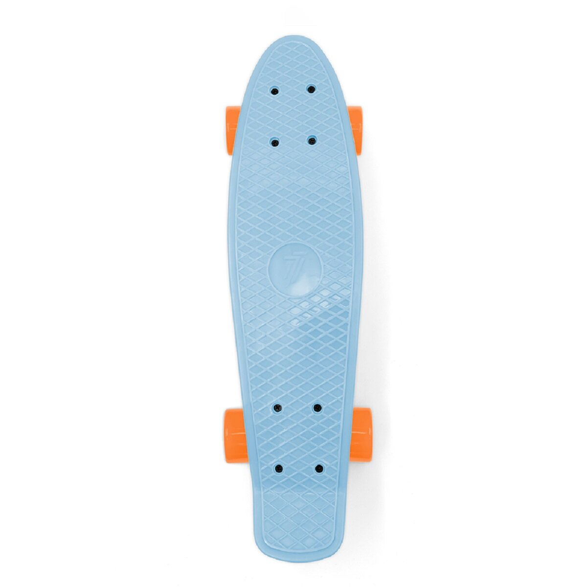 Blaues Skateboard mit orangefarbenen Rädern, auf weißem Hintergrund.