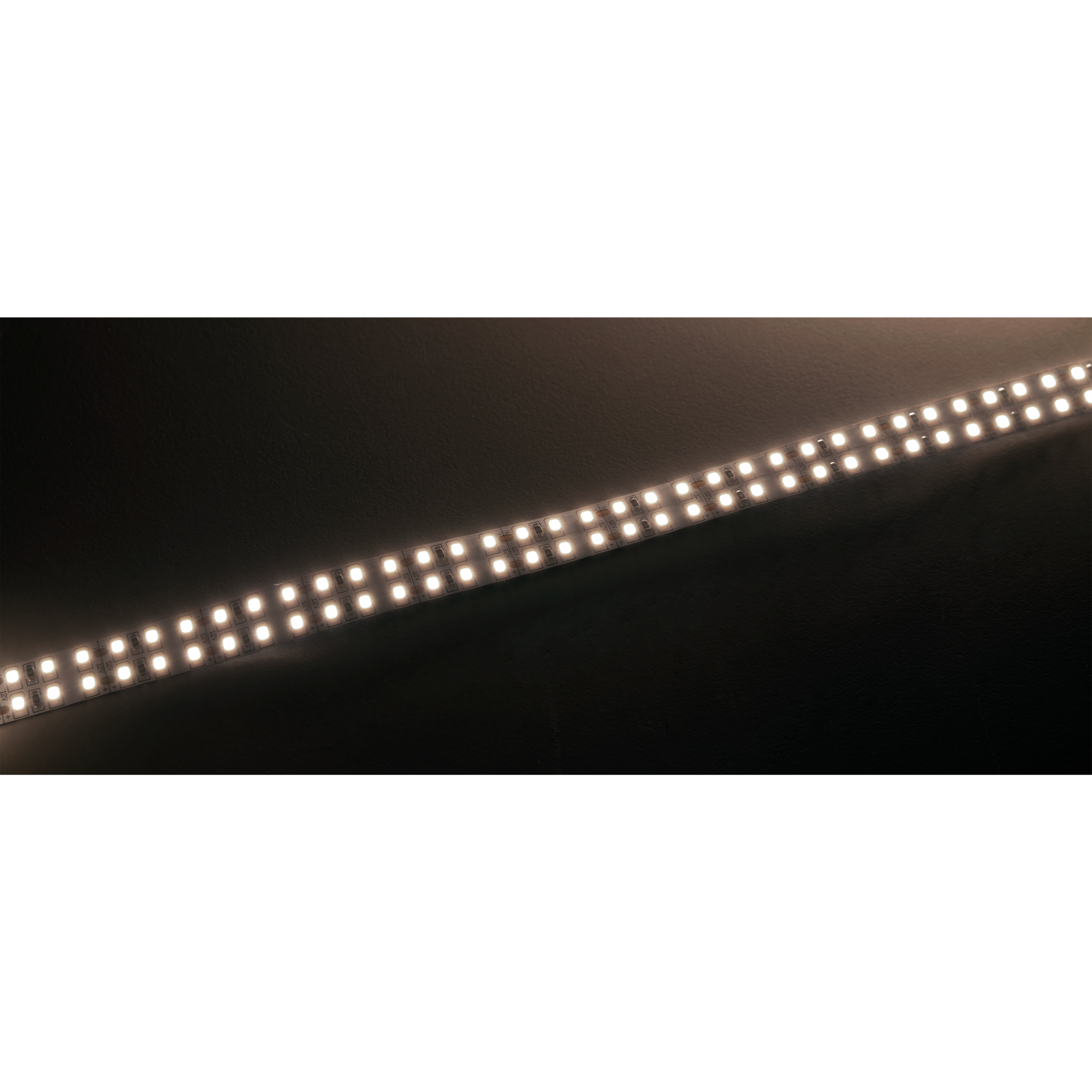 Ein langes LED-Band mit hellweißen Lichtern auf dunklem Hintergrund. Die Lichter sind gleichmäßig verteilt und beleuchtet.