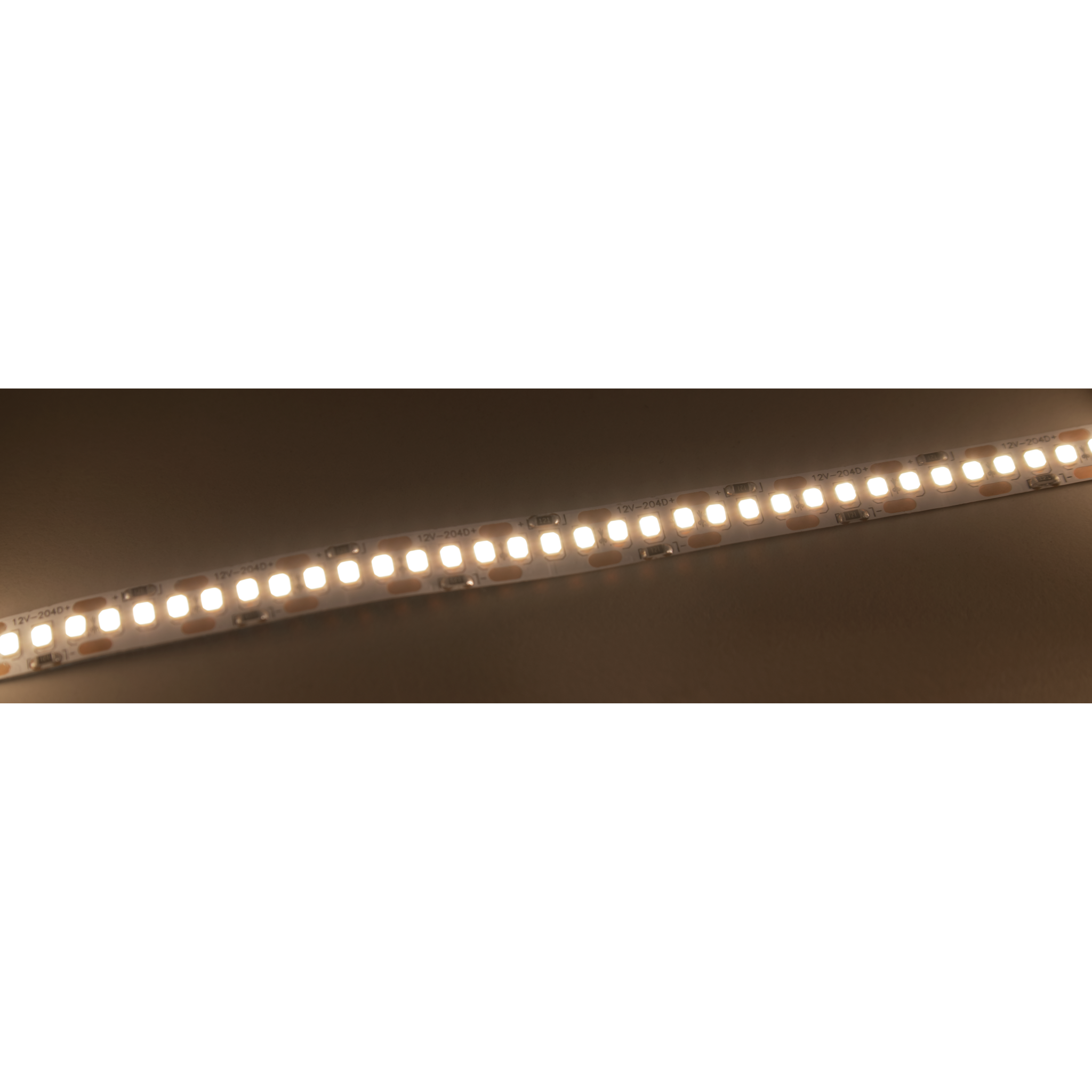 Nahaufnahme eines LED-Streifens mit sichtbaren Lichtern, die ein warmweißes Leuchten aussenden.