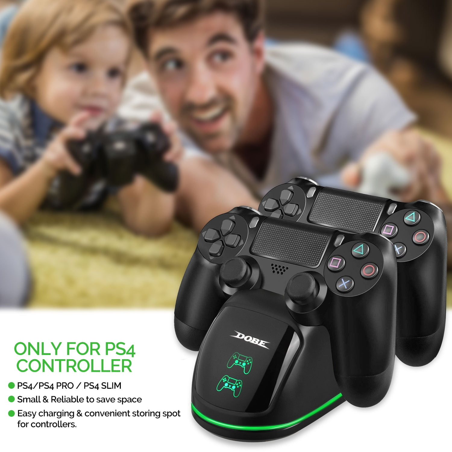 Schwarzes PS4-Controller-Ladegerät mit zwei Controllern, Kind und Eltern im Hintergrund.