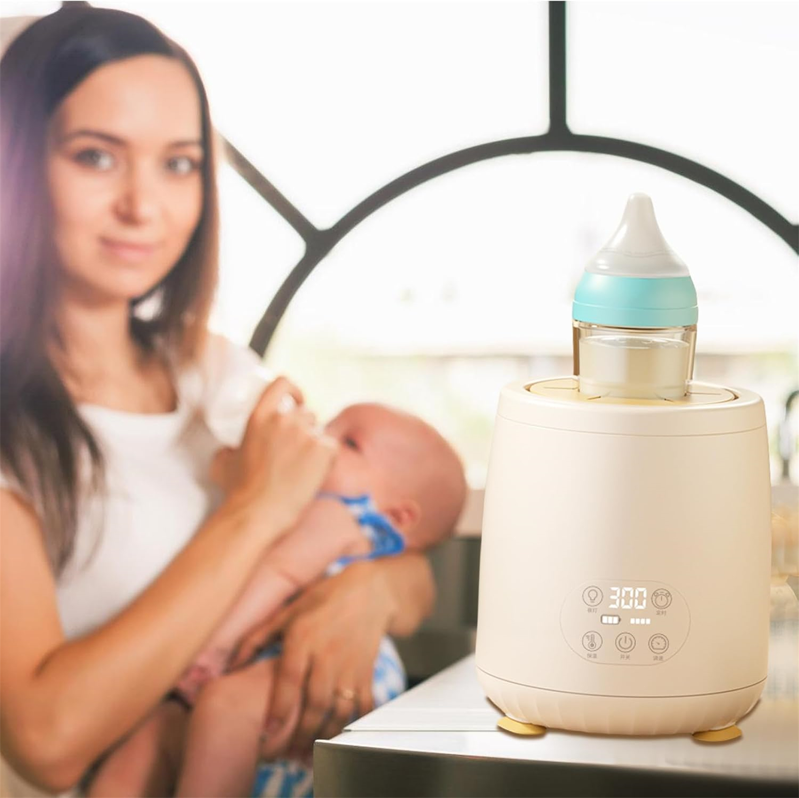Eine Frau füttert ein Baby mit einem Flaschenwärmer auf einem Tisch. Der Wärmer ist cremefarben, Anzeige '300'.
