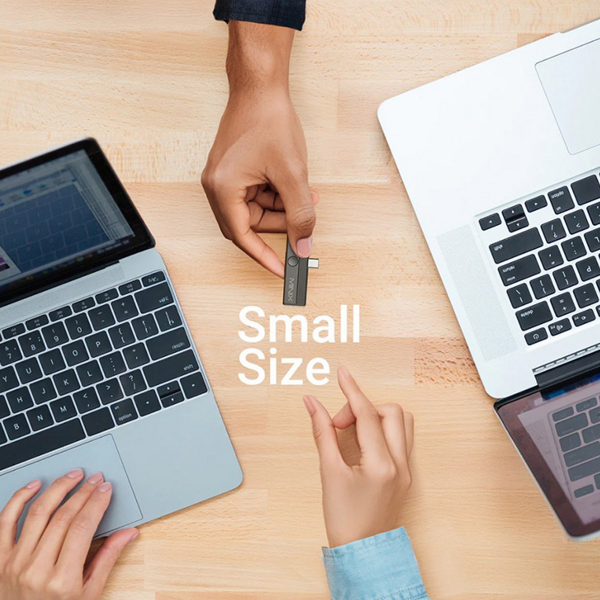 Zwei Laptops und zwei Hände, die ein kleines USB-Gerät halten. Text lautet 'Small Size'.