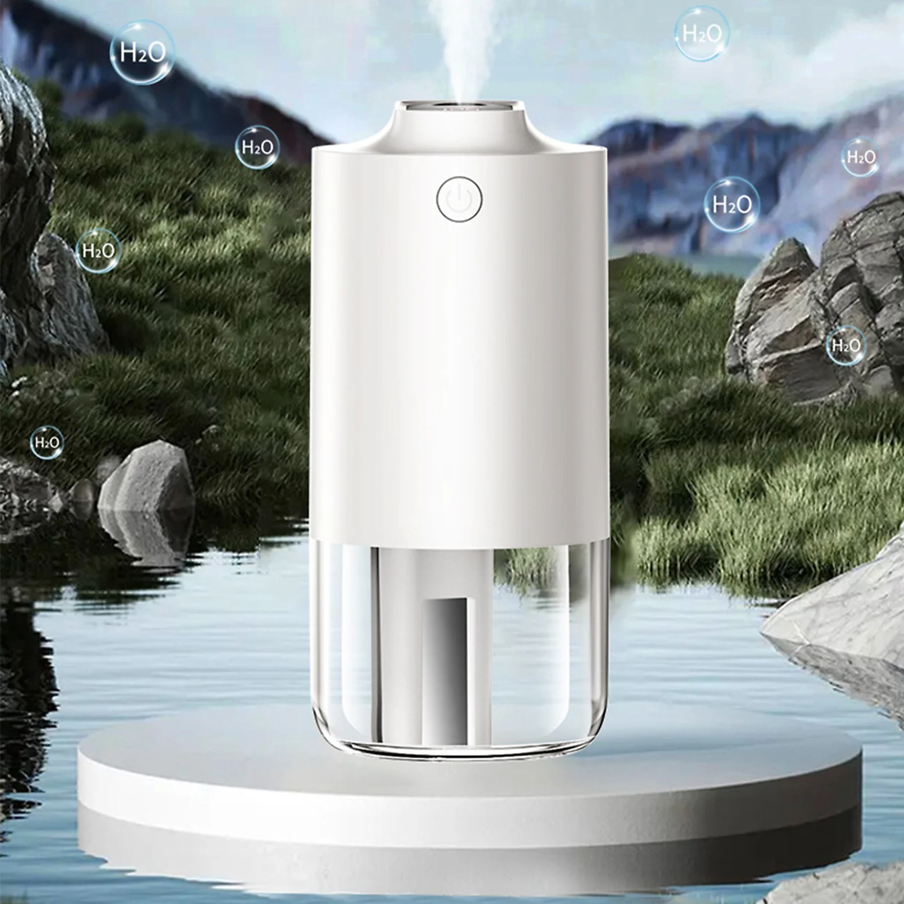Weißer Luftbefeuchter mit Wasserdampf, umgeben von Wasser und Bergen. H2O-Labels vorhanden.