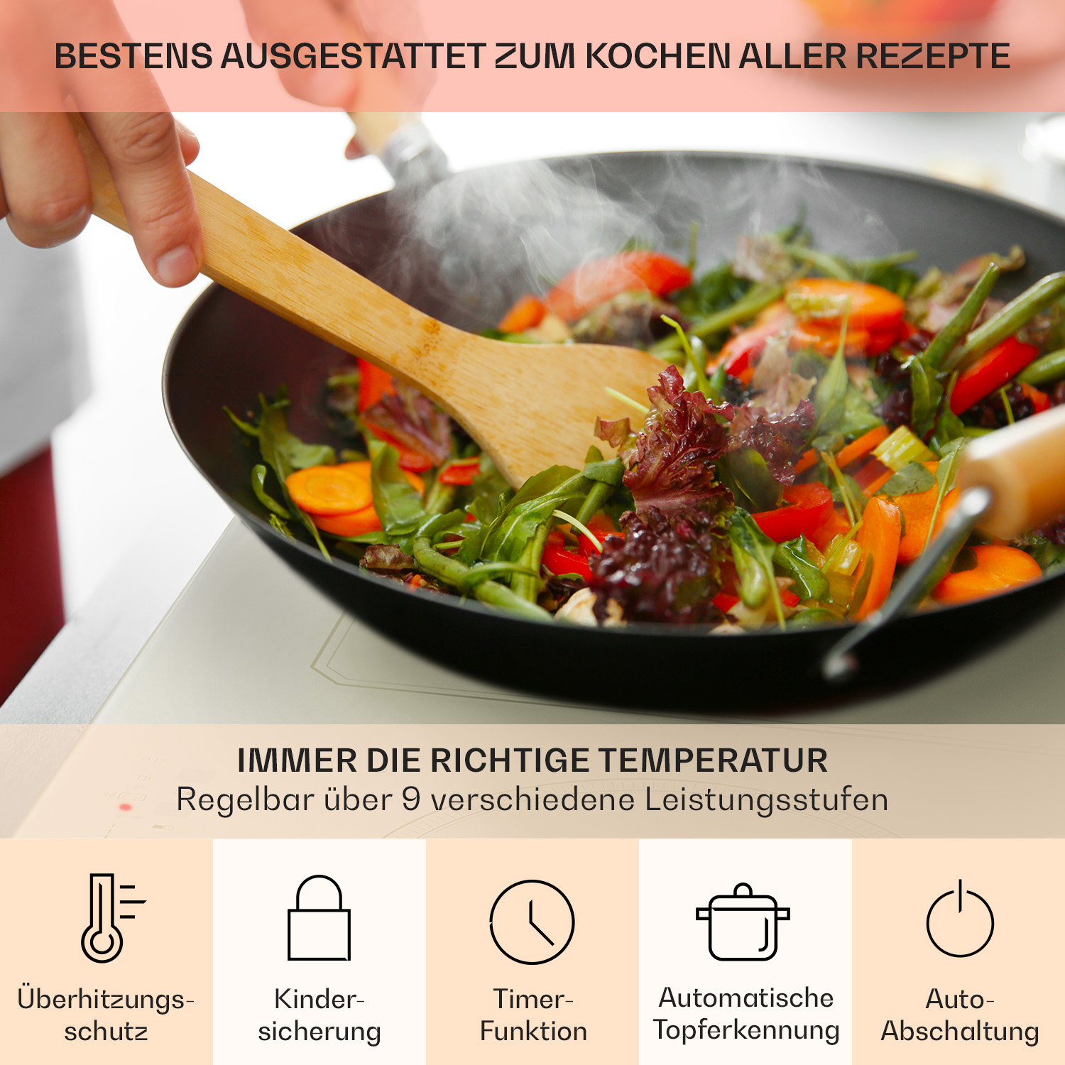 In einer Wok werden Gemüse gekocht. Ein Holzspatel wird verwendet. Verschiedene Gemüse sind im Wok sichtbar.