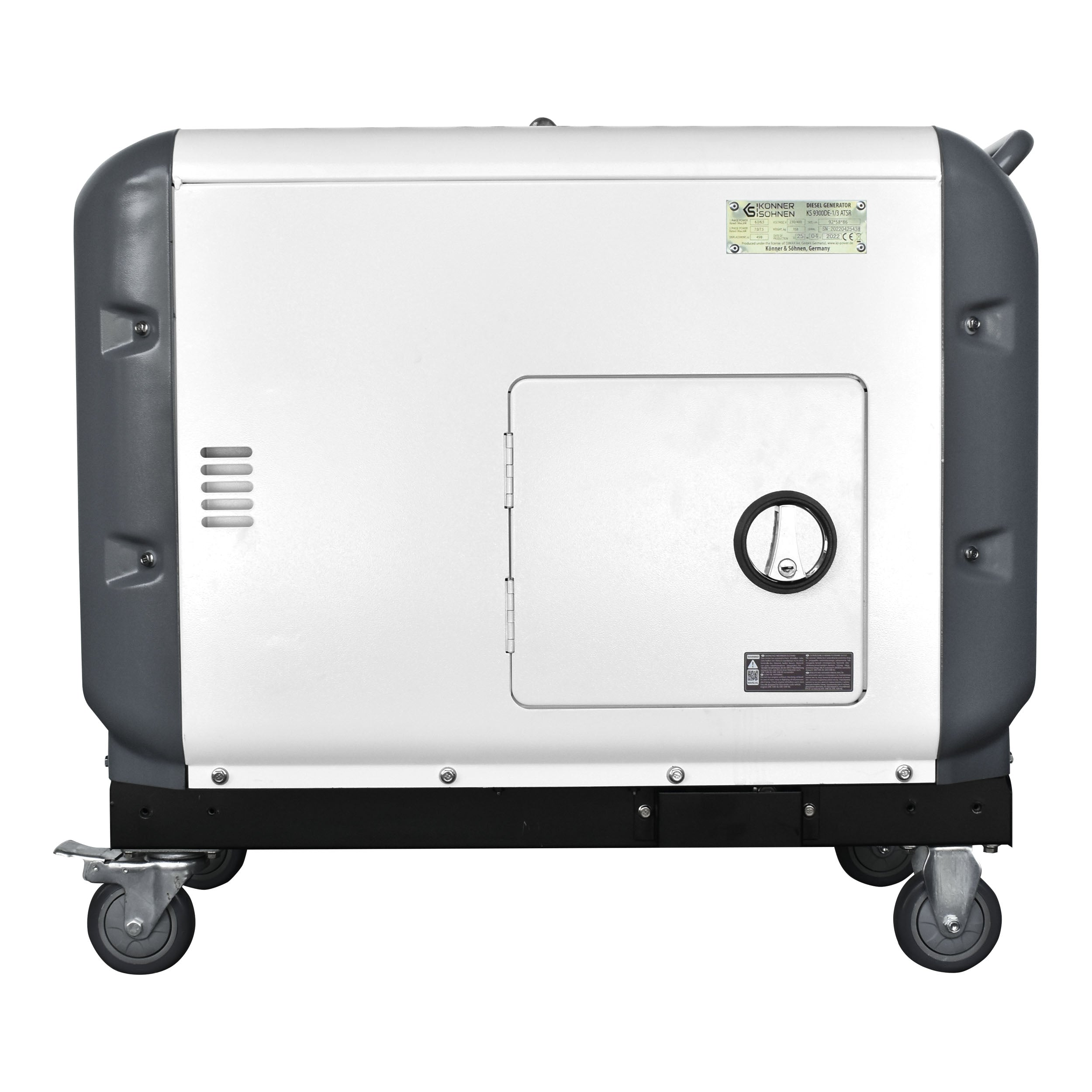 Duży generator, szary korpus, czarne akcenty, na kółkach. Ma uchwyt i okrągły port. Białe tło.