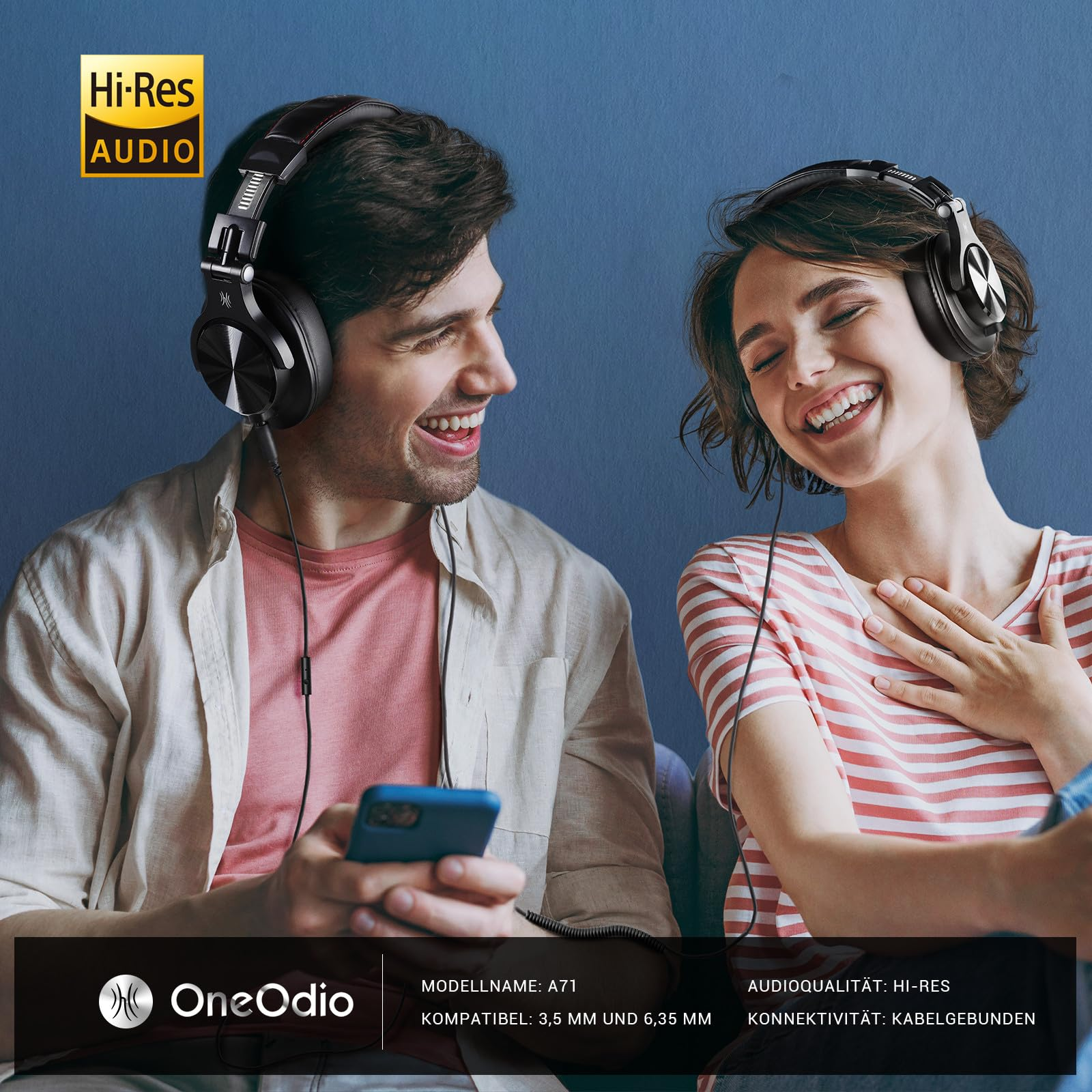Mann und Frau lächeln, tragen schwarze Kopfhörer, mit Text über Audioqualität.