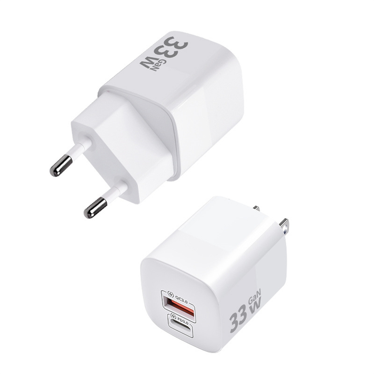 Zwei weiße Ladegeräte mit verschiedenen USB-Anschlüssen. Weißer Hintergrund.