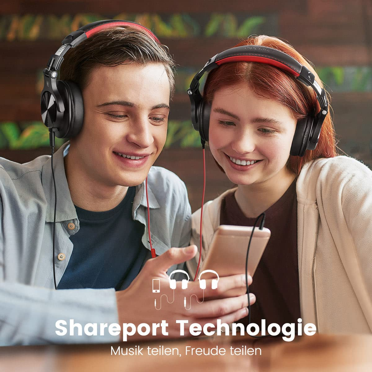 Zwei Personen mit schwarzen und roten Kopfhörern, die auf ein Smartphone schauen. Text: Shareport Technology. Weißer Hintergrund.