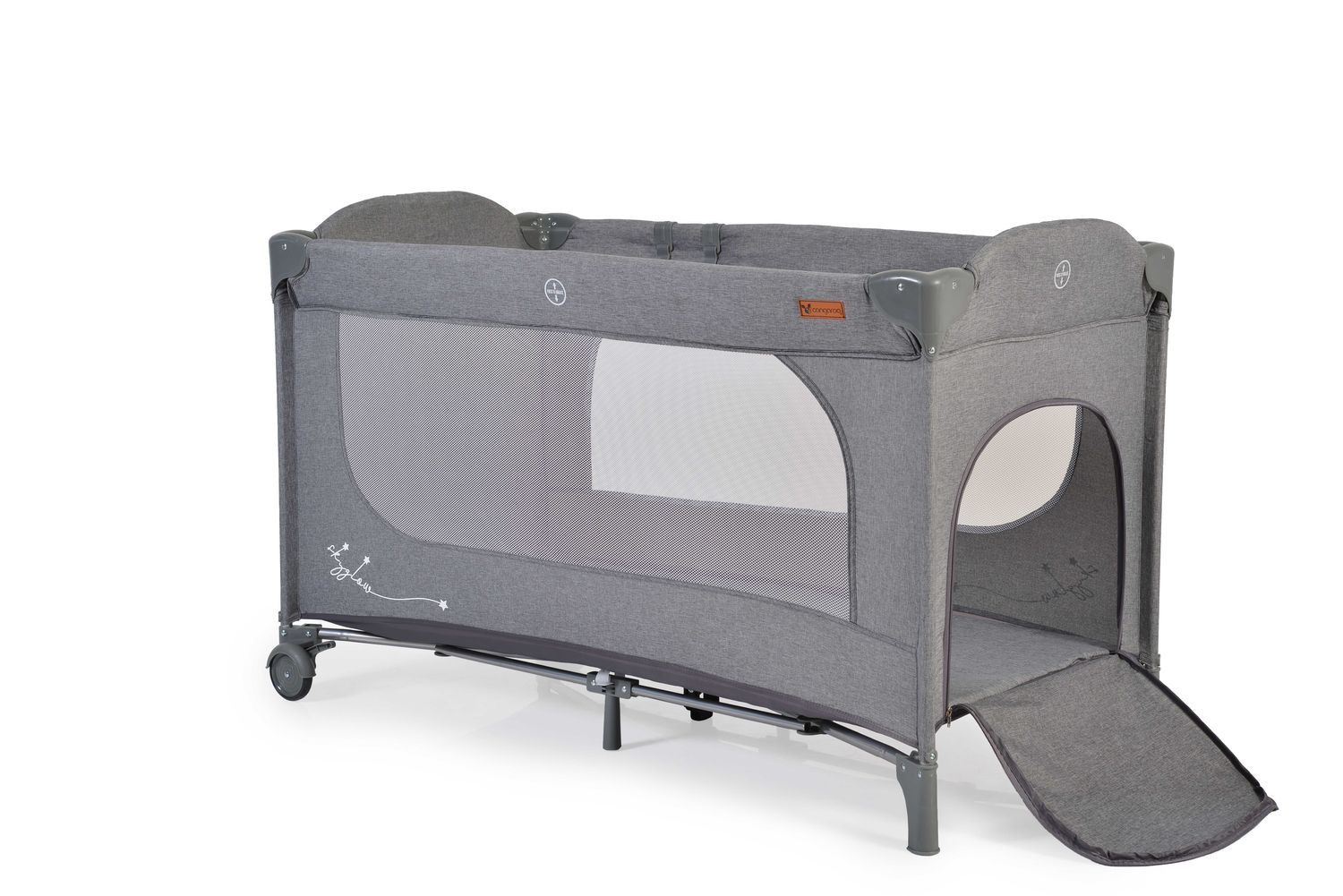 Ein graues Babybett mit einer Netzseite und einer kleinen Öffnung für den Zugang.
