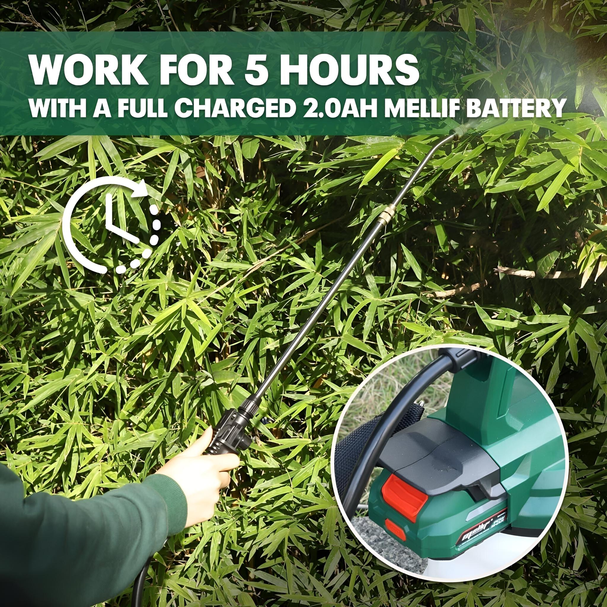 Eine Person besprüht Büsche mit einer batteriebetriebenen Gartenspritze. Zeigt die Spritze in Gebrauch und eine Nahaufnahme der Batterie.