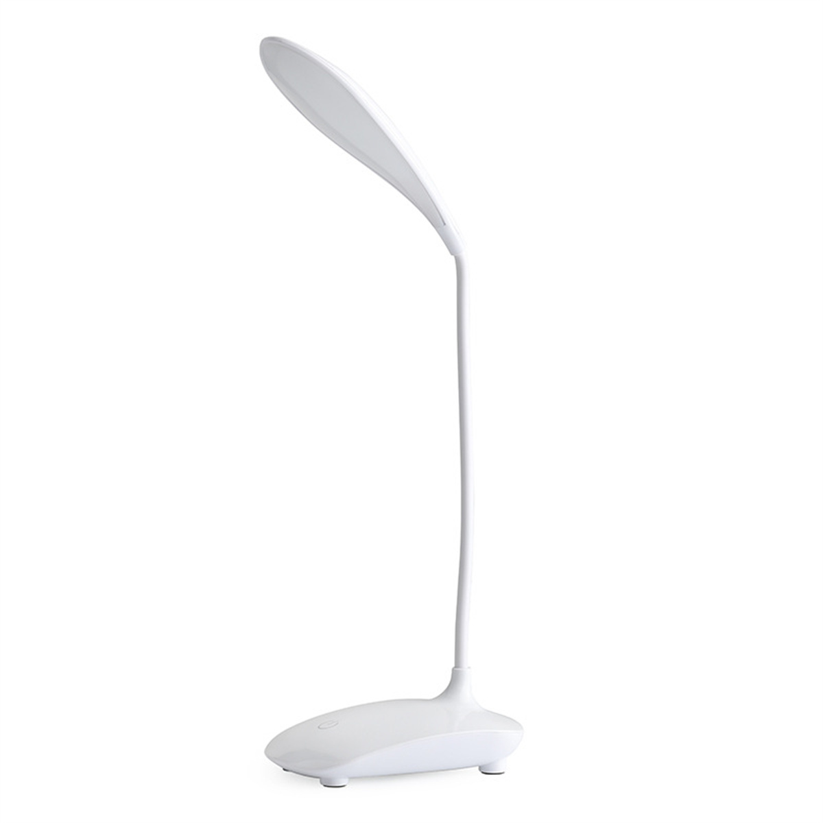 Eine weiße Schreibtischlampe mit einem länglichen, gebogenen Lichtfeld und einem runden Sockel.