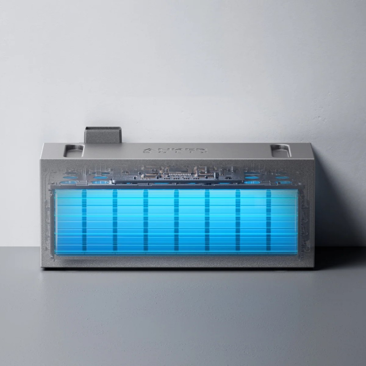 Ein Querschnitt einer silbernen Powerbank, der die interne Batterieanordnung mit blauen Zellen zeigt.
