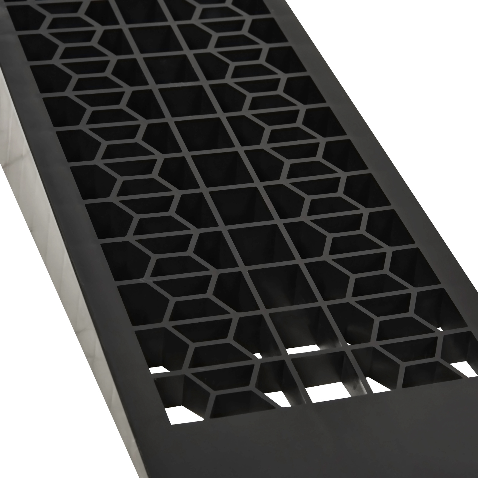 Primer plano de una rampa de plástico negra con patrón geométrico, aislada sobre fondo blanco.