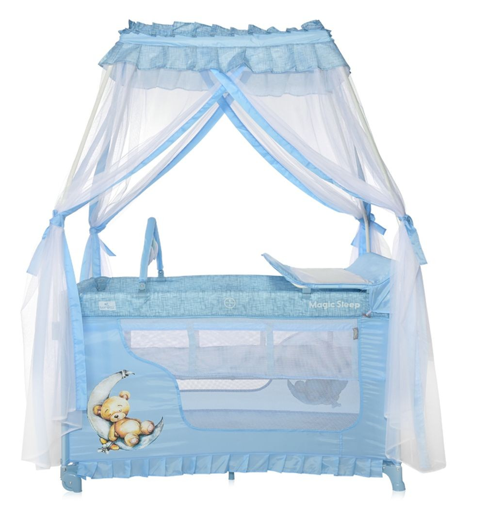 Ein Baby-Laufstall mit Baldachin. Es ist blau, mit einem Teddybär-Design.