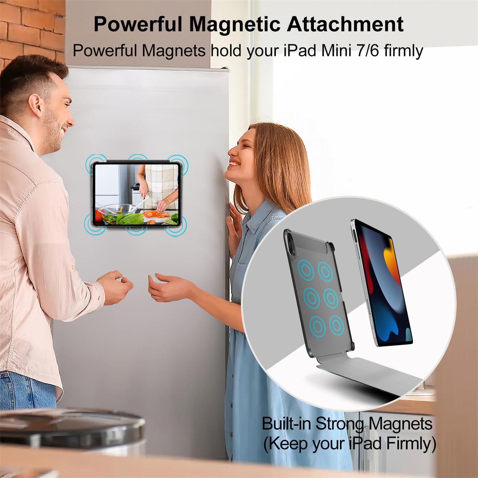 Ein Mann und eine Frau interagieren mit einem Tablet, das magnetisch an einem Kühlschrank befestigt ist. Zeigt das Gehäuse und die Magnete.