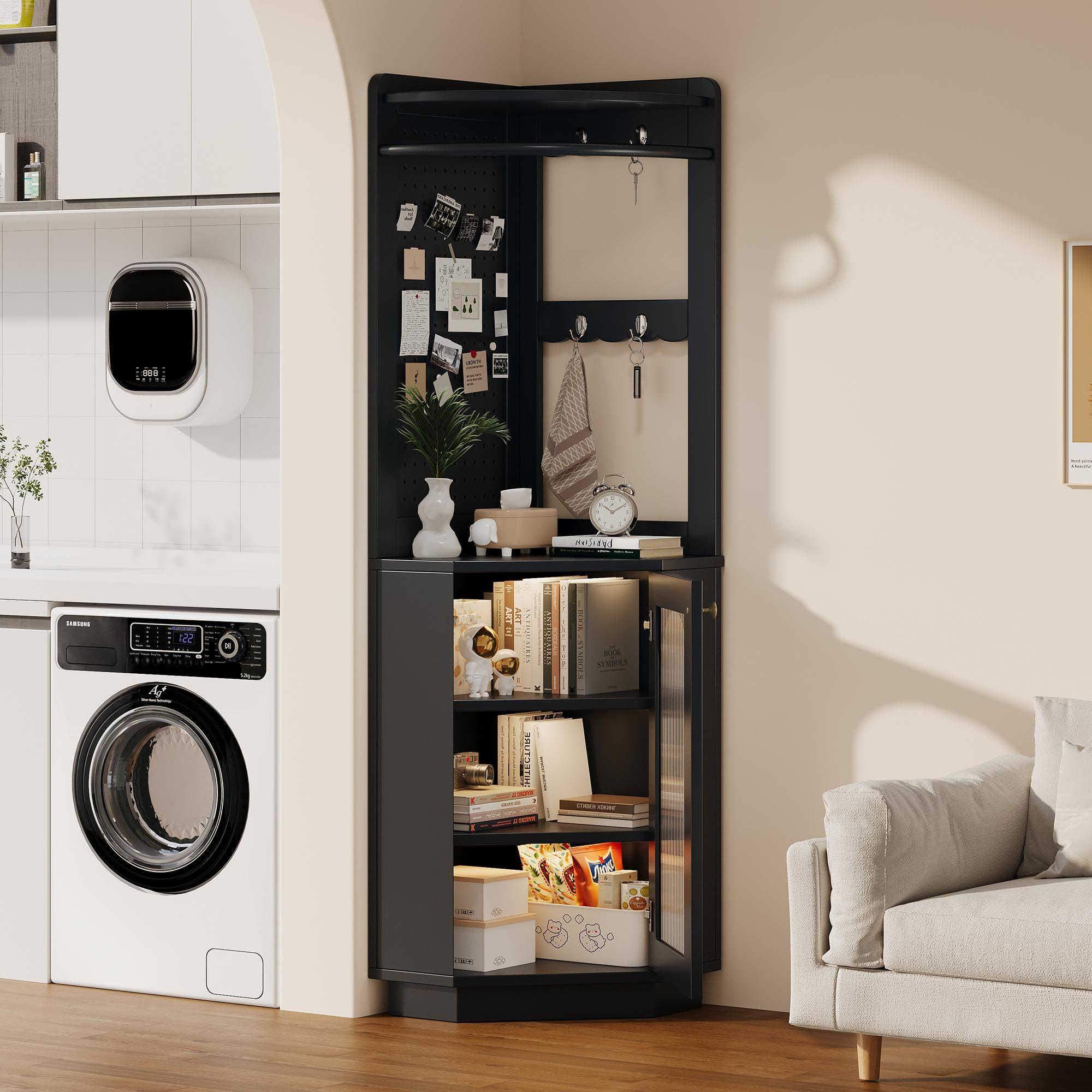 Schwarzer Eckschrank mit Regalen, Haken und Spiegel. Waschmaschine und Wandheizung im Hintergrund.