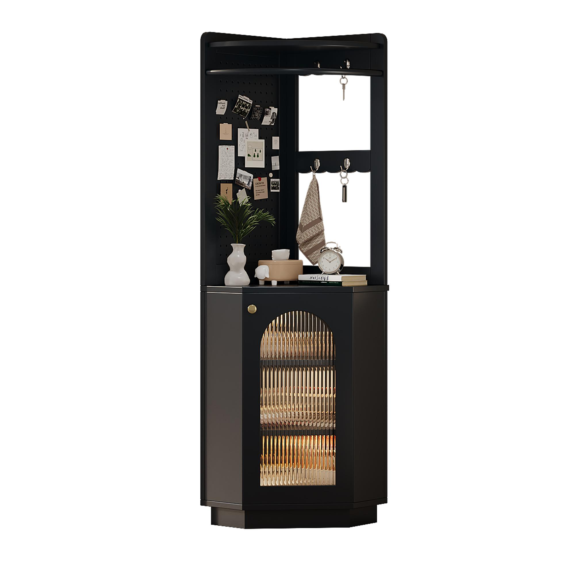 Ein schwarzer Eckschrank mit Regalen, einem Spiegel und Dekoration. Der Stil ist modern.
