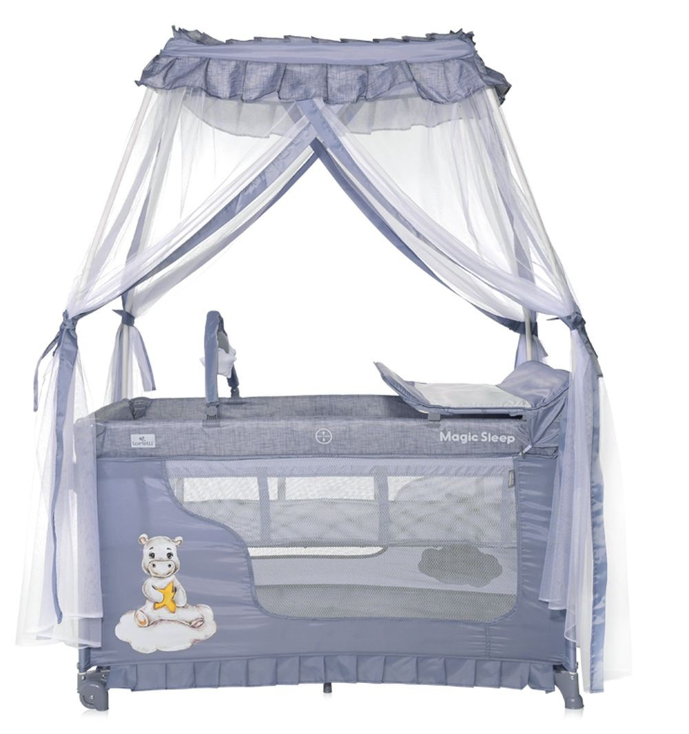 Ein graues Babybett mit Moskitonetz, Wickelstation und Nilpferdmotiv.