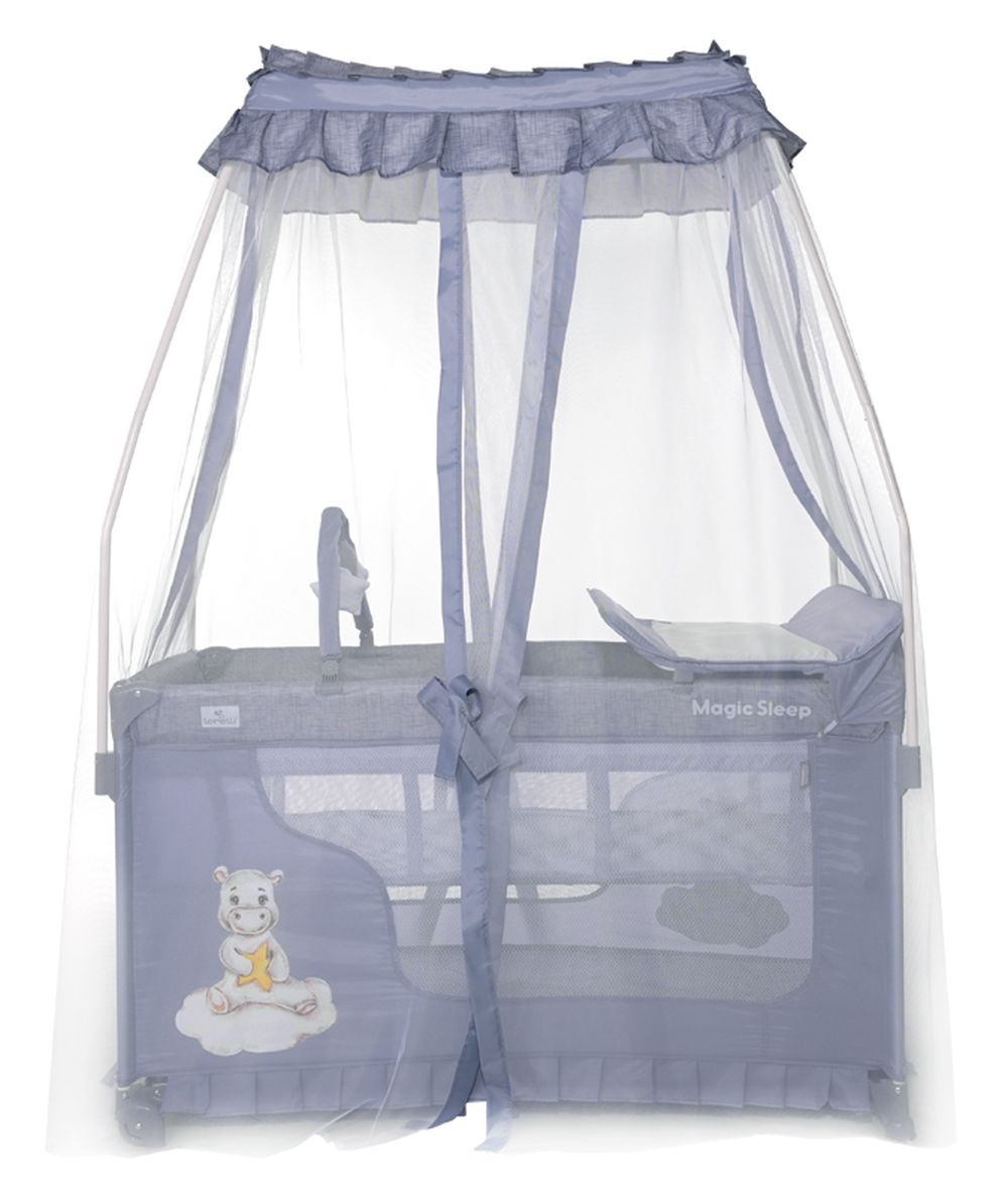 Ein graues Babybett mit Moskitonetz, Wickelstation und Nilpferdmotiv.