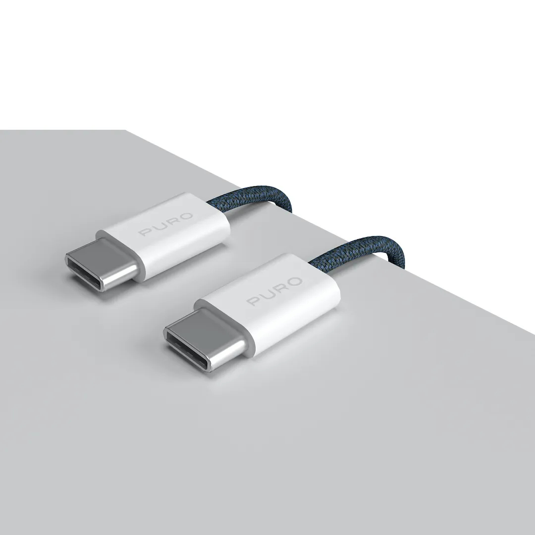 Due cavi USB-C con connettori bianchi, cavi intrecciati blu, su una superficie bianca.