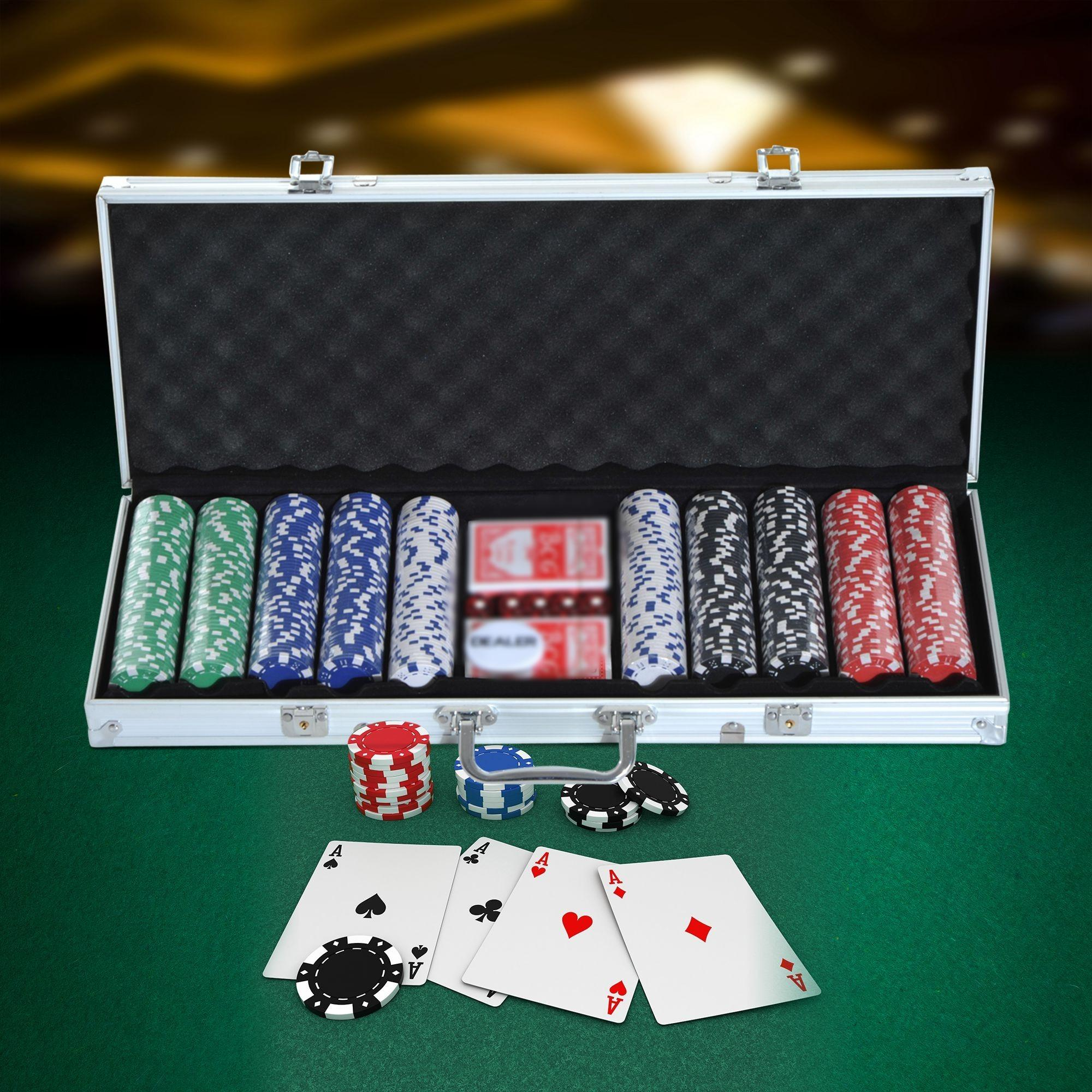 Ein Pokerset in einem silbernen Koffer mit Chips, Karten und einer grünen Filzoberfläche.