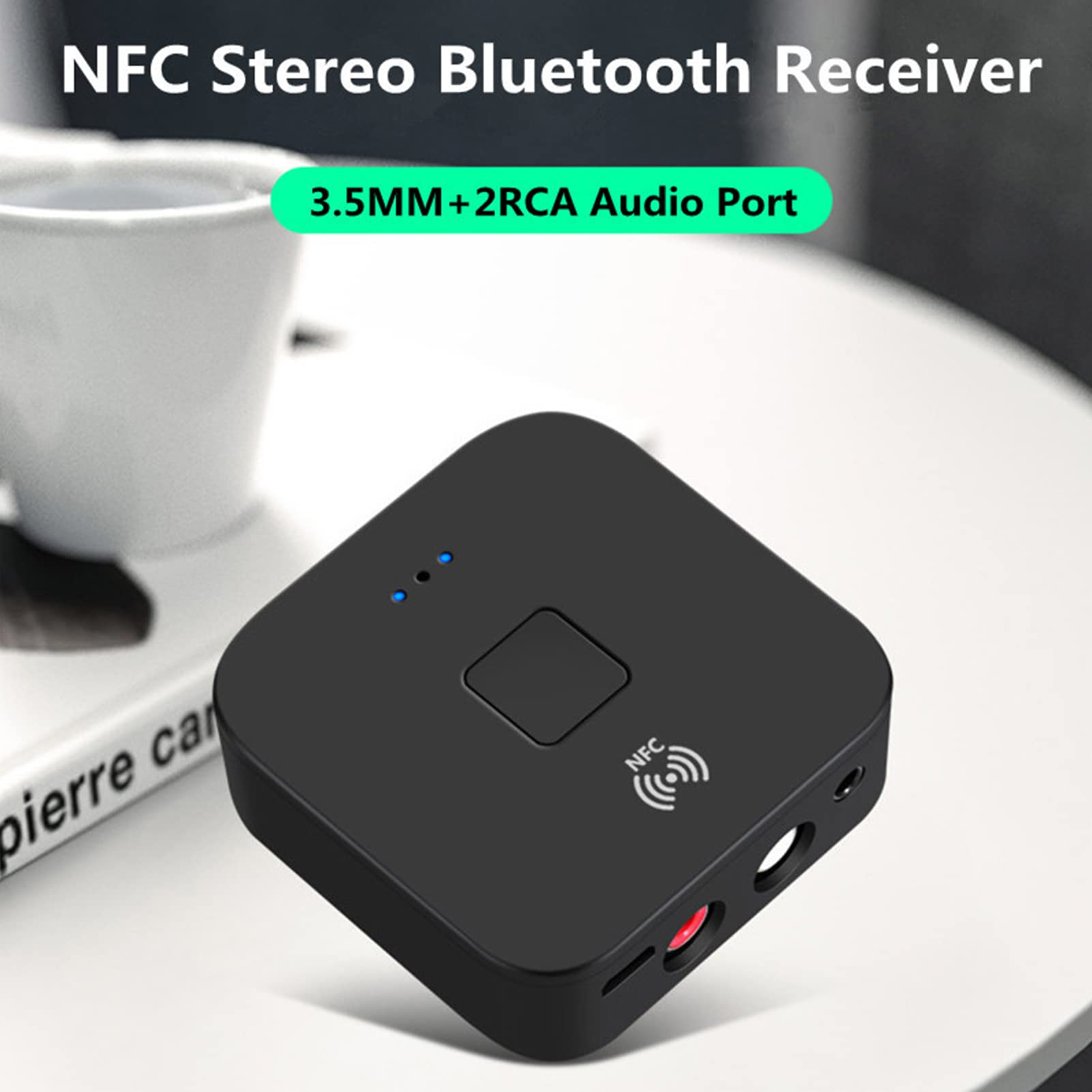 Schwarzer quadratischer NFC-Bluetooth-Empfänger mit Text und Anschlüssen auf dem Tisch.