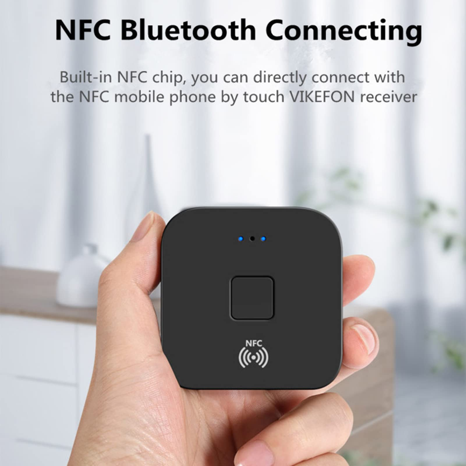 Schwarzer quadratischer NFC-Bluetooth-Empfänger, in der Hand gehalten, mit Text.
