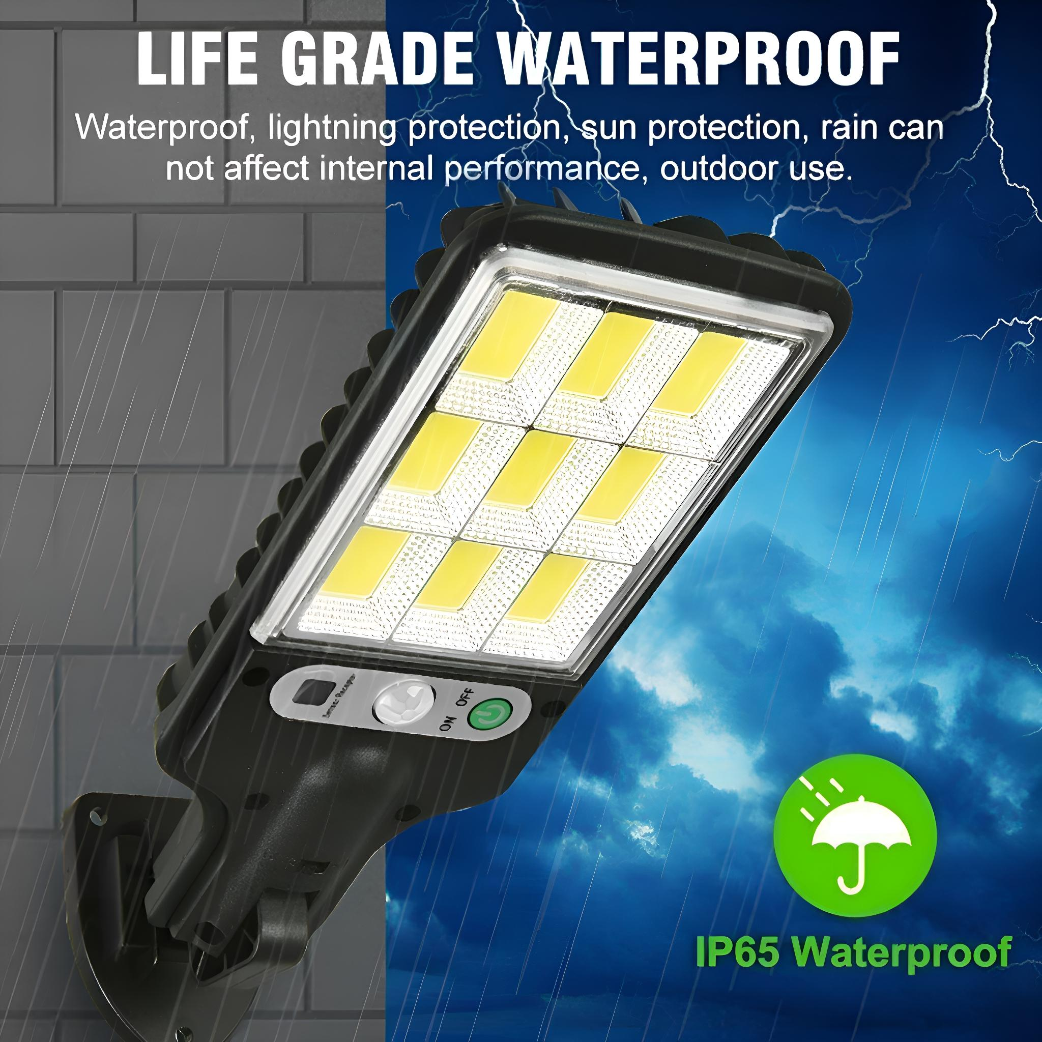 Schwarze, wasserdichte Solar-Außenleuchte. Text: 'Life Grade Waterproof' und 'IP65 Waterproof'.