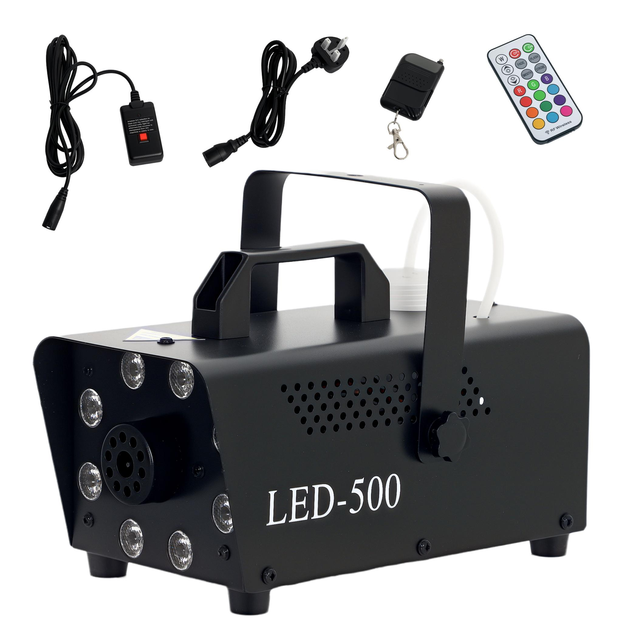 Schwarze Nebelmaschine mit Zubehör: Fernbedienung, Netzkabel und Steuertaste. Beschriftet LED-500.