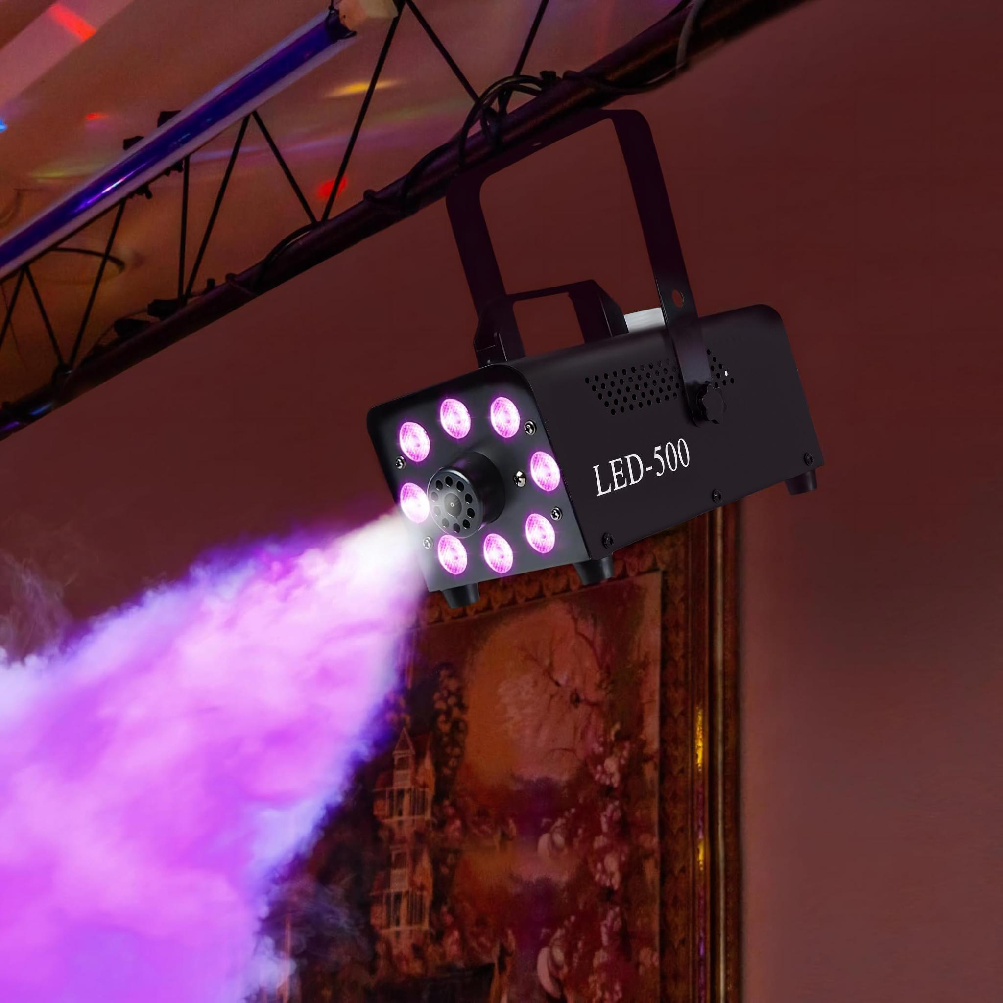 Schwarze Nebelmaschine, beschriftet LED-500, emittiert lila Nebel. Lichter sind an der Maschine sichtbar.