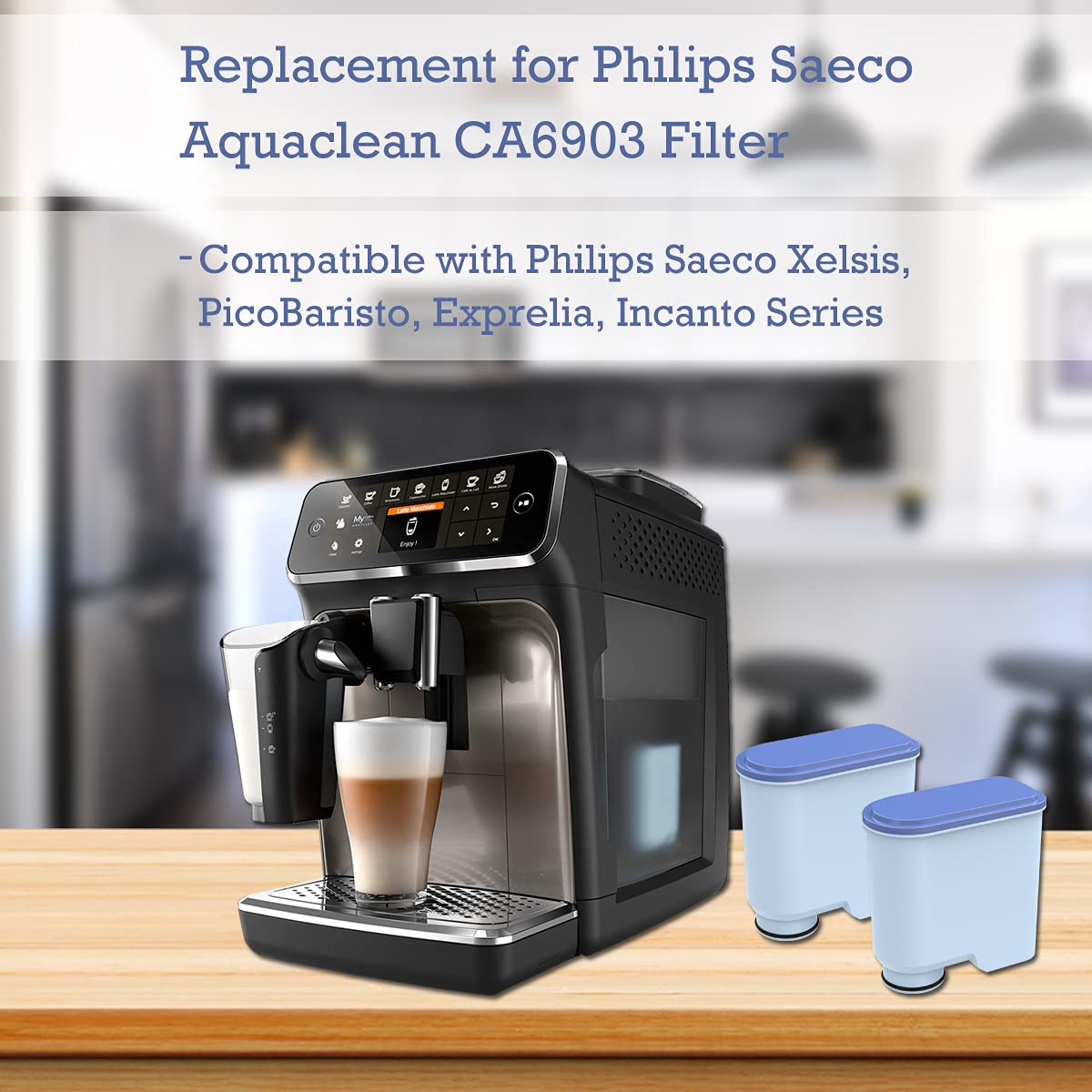 Kaffeemaschine mit Latte im Glas und zwei Filtern.
