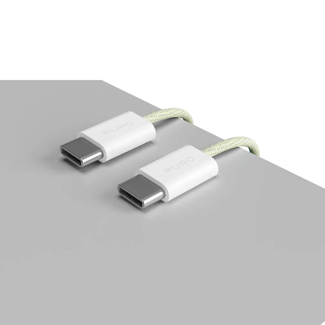 Due connettori USB-C bianchi con 'PURO' su una superficie grigia.