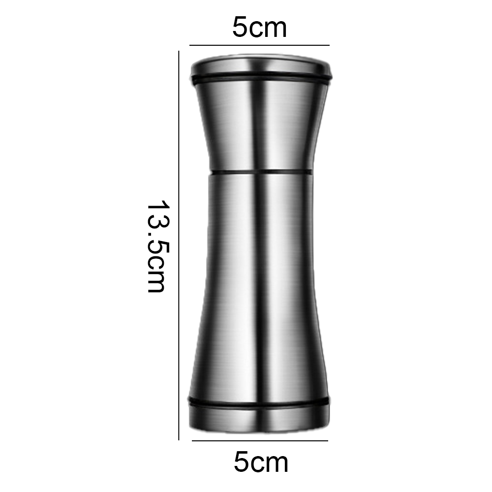 Eine Pfeffermühle aus Edelstahl mit 5 cm Breite und 13,5 cm Höhe.