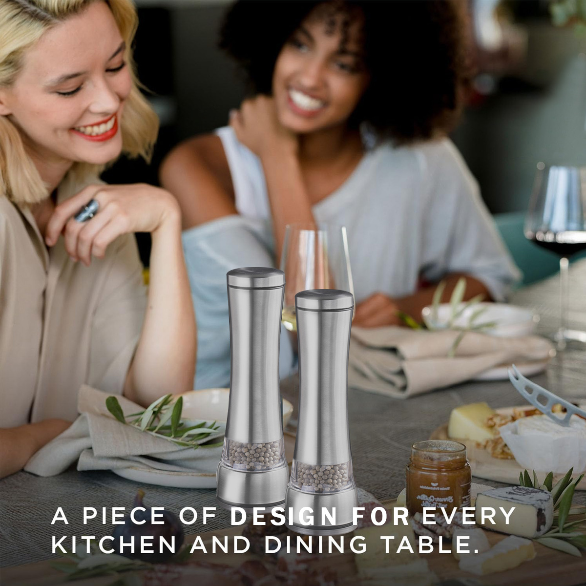 Zwei Frauen an einem Tisch mit silbernen Pfeffermühlen. Essen und Trinken stehen auf dem Tisch. Text ist vorhanden.