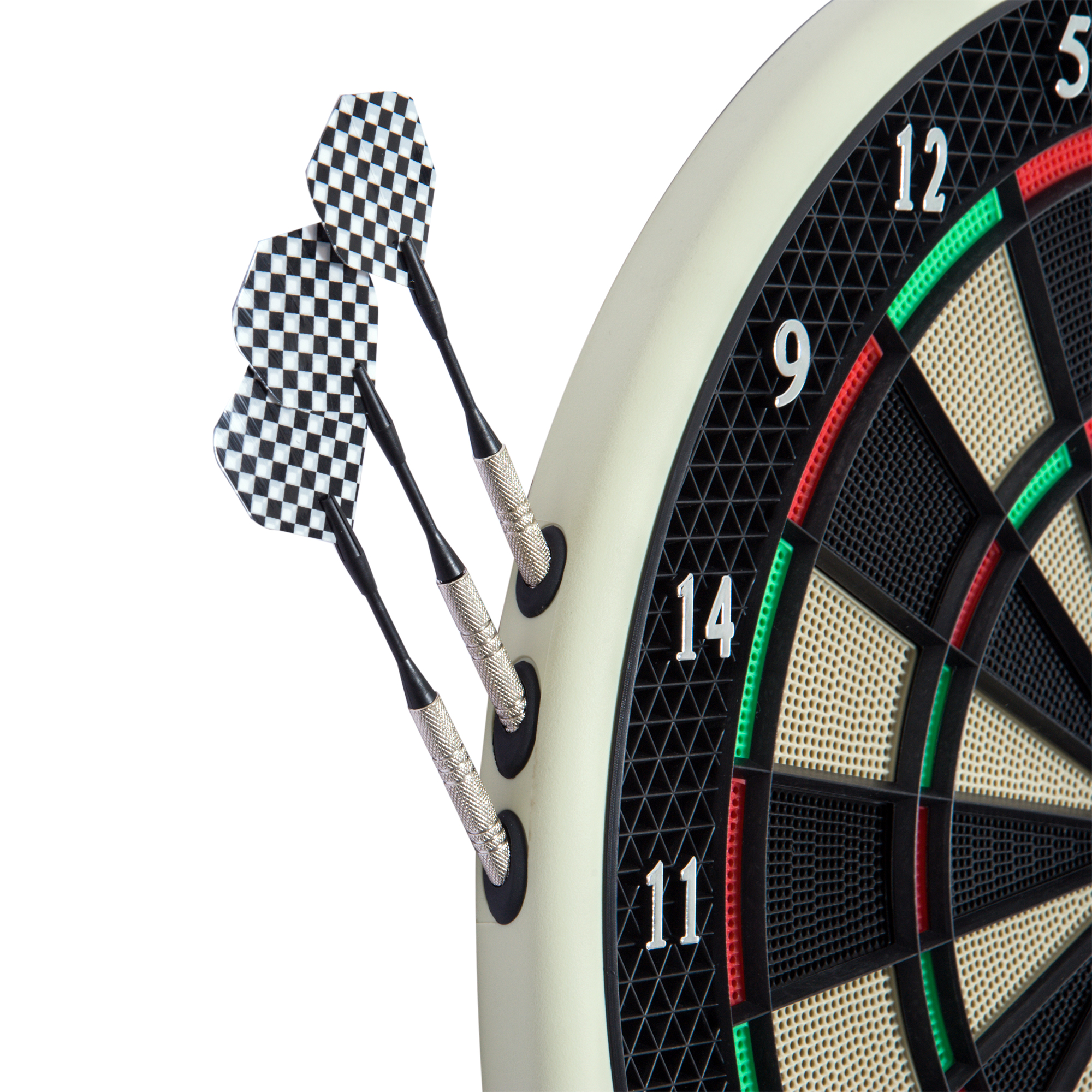 Nahaufnahme einer Dartscheibe mit Darts. Drei Darts im Board.