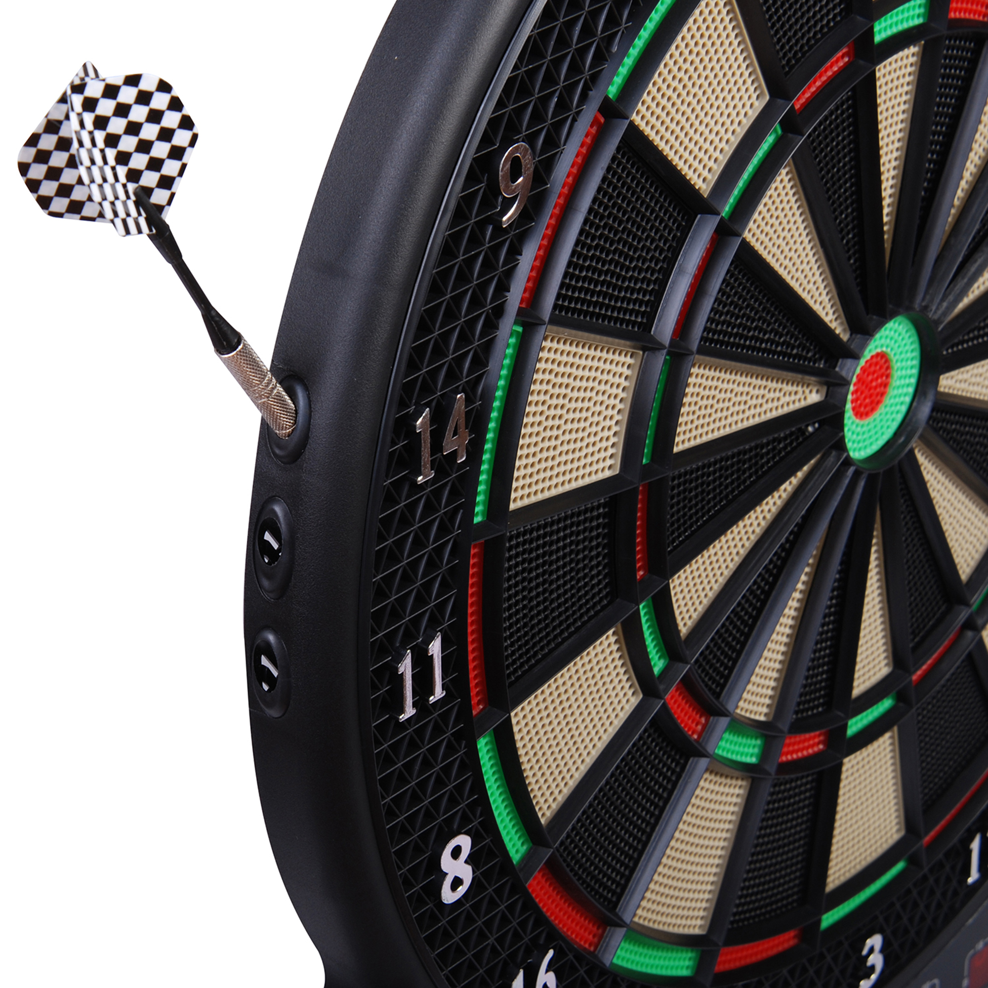 Nahaufnahme einer Dartscheibe mit einem Dartpfeil. Der Dartpfeil steckt in der Scheibe. Der Hintergrund ist weiß.