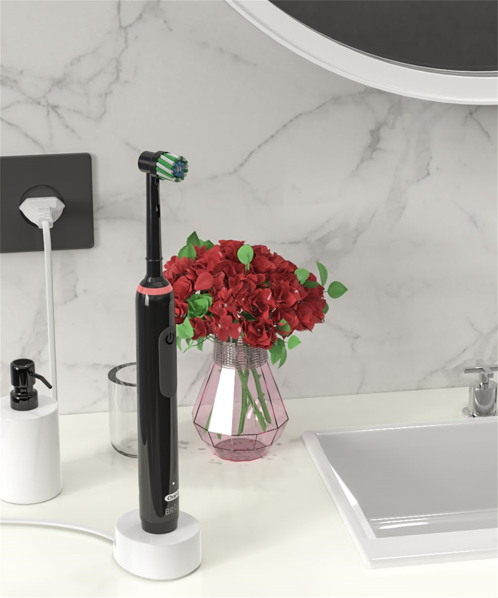Eine schwarze elektrische Zahnbürste auf weißer Basis. Eine rosa Vase mit roten Blumen dahinter.