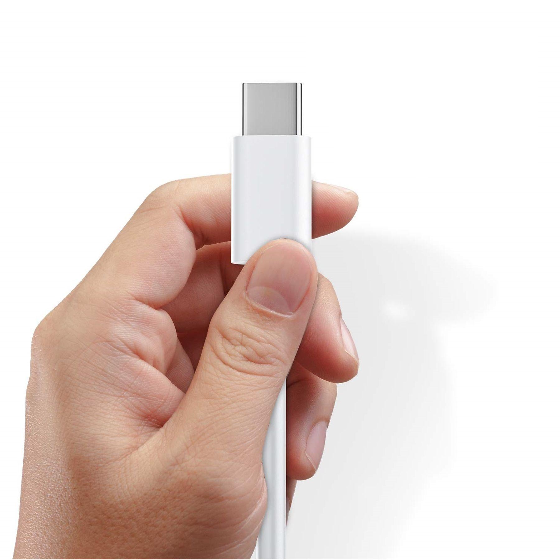 Eine Hand, die ein weißes USB-C-Kabel hält. Das Kabel hat einen silbernen Stecker und einen weißen Draht.