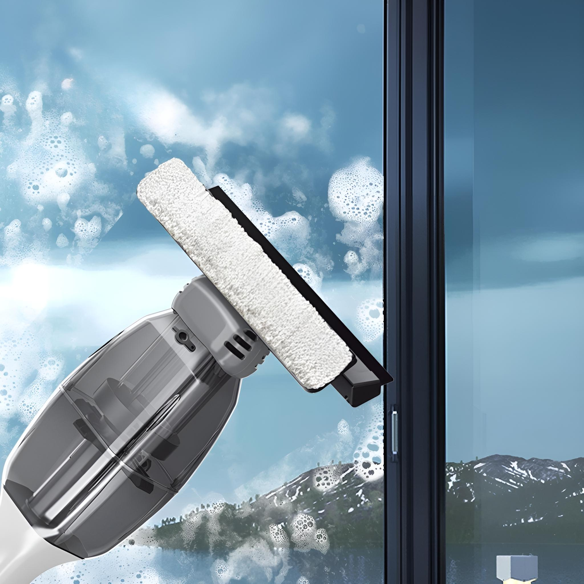 Ein Mopp reinigt ein Fenster mit blauem Himmel und Wolken im Hintergrund. Der Mopp ist weiß und grau.