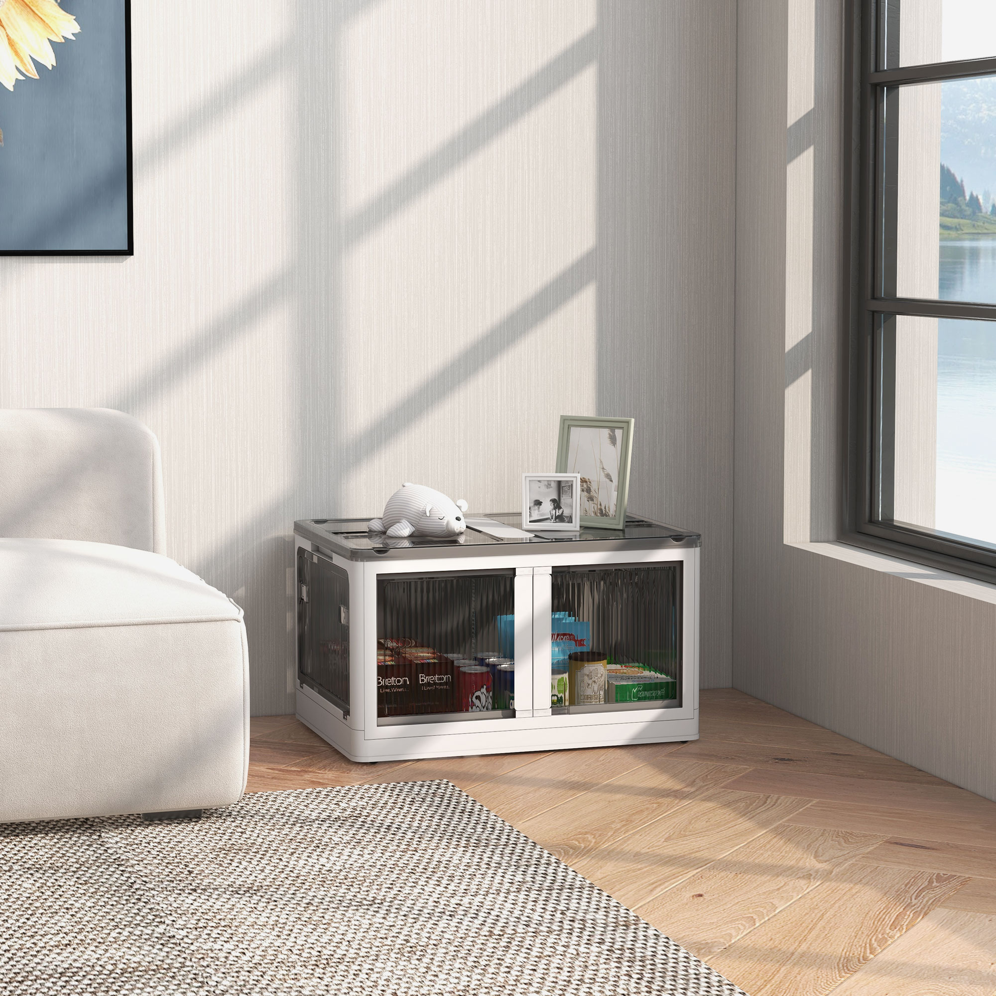 Ein Eckschrank, gefüllt mit Gegenständen. Ein Sofa und ein Fenster sind sichtbar.