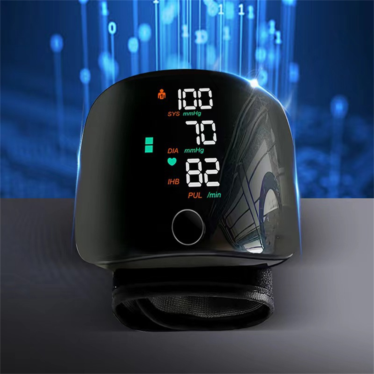Ein schwarzes Blutdruckmessgerät, das Messwerte auf einem Bildschirm anzeigt. Das Display zeigt SYS-, DIA- und PUL-Werte an.