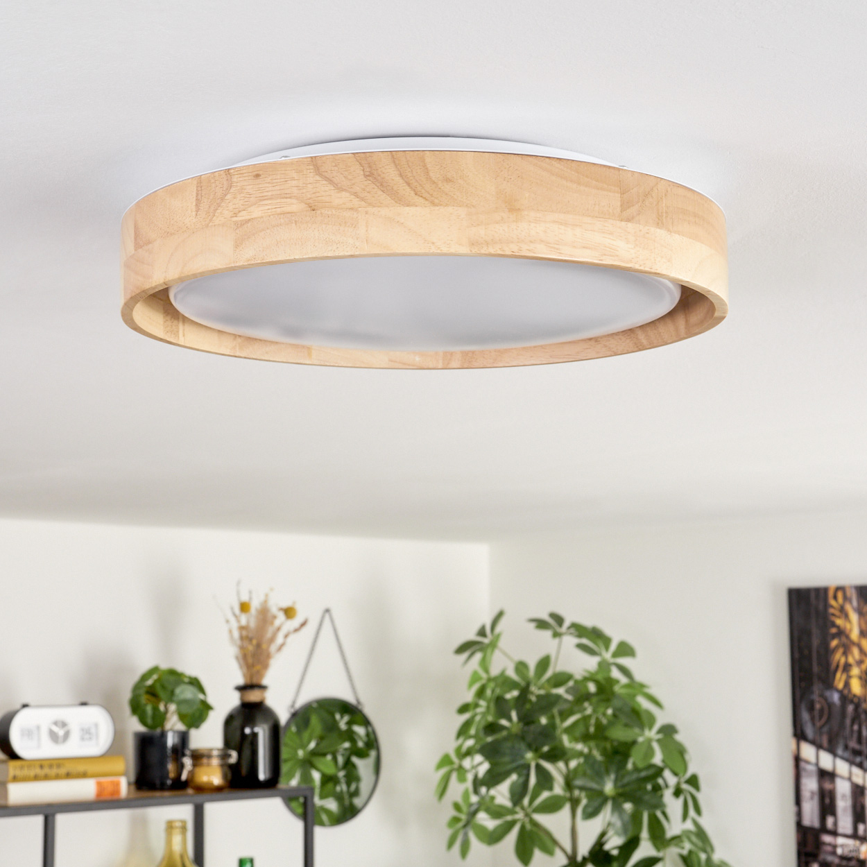 Deckenlampe aus Holz mit hellem Holzring. Unter dem Ring befindet sich eine weiße Abdeckung.