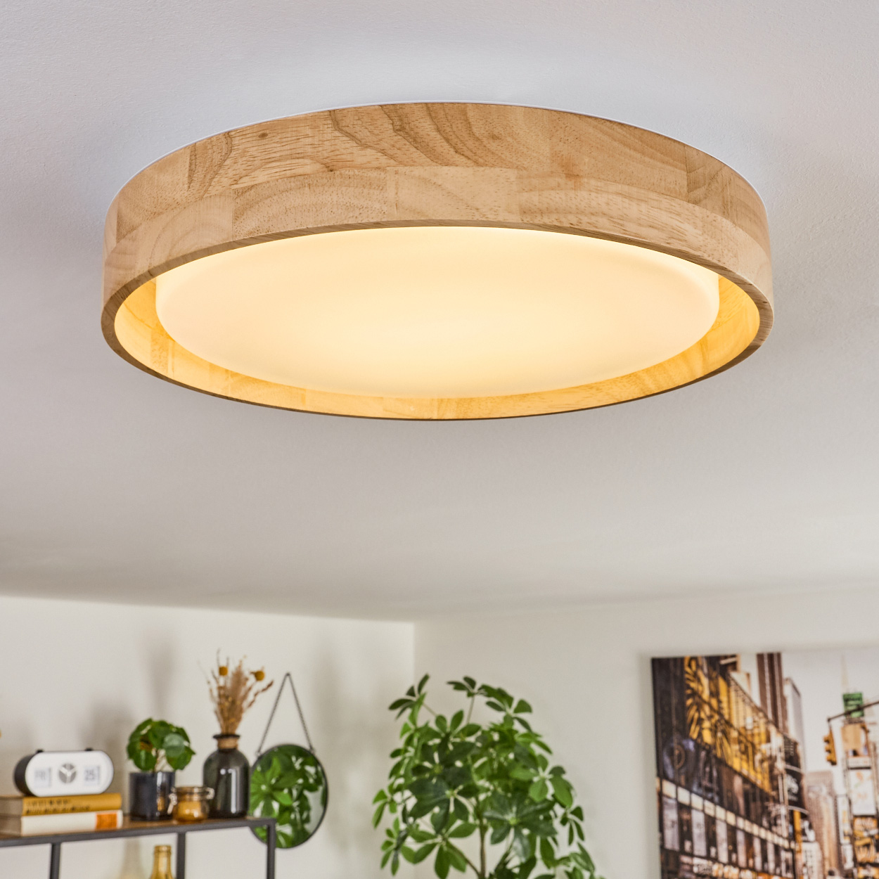 Eine weitere runde Deckenlampe aus Holz ist an einer weißen Decke montiert.