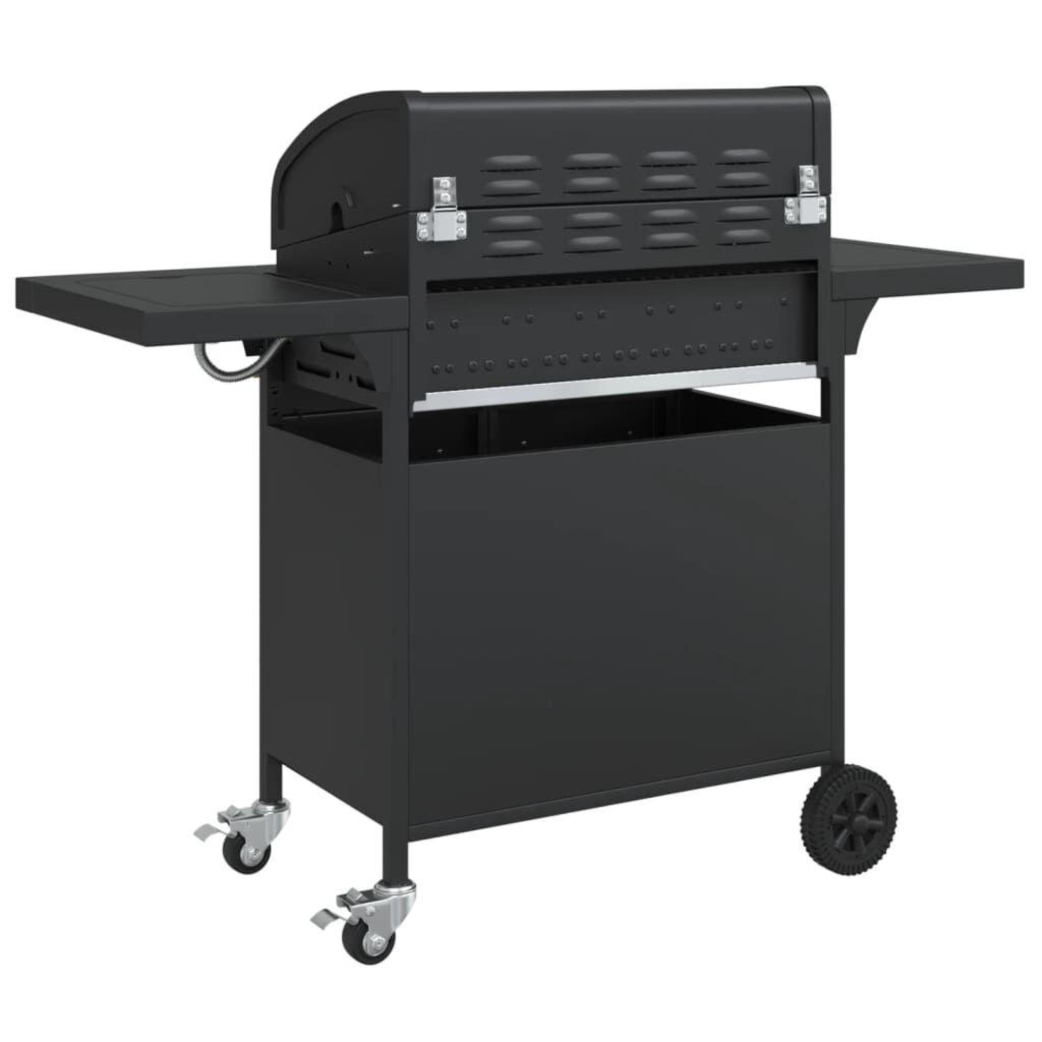 Schwarzer Gasgrill mit offenem Deckel und Seitentischen. Die Tür ist geschlossen. Räder sind sichtbar.