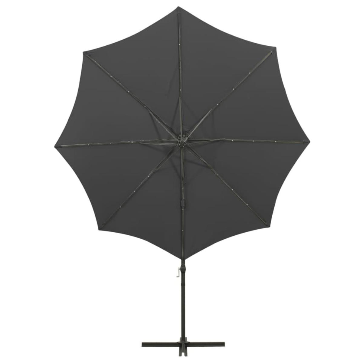 Dunkelgrauer Regenschirm. Er ist geöffnet und hat eine Mittelstange mit kreuzförmigem Fuß.